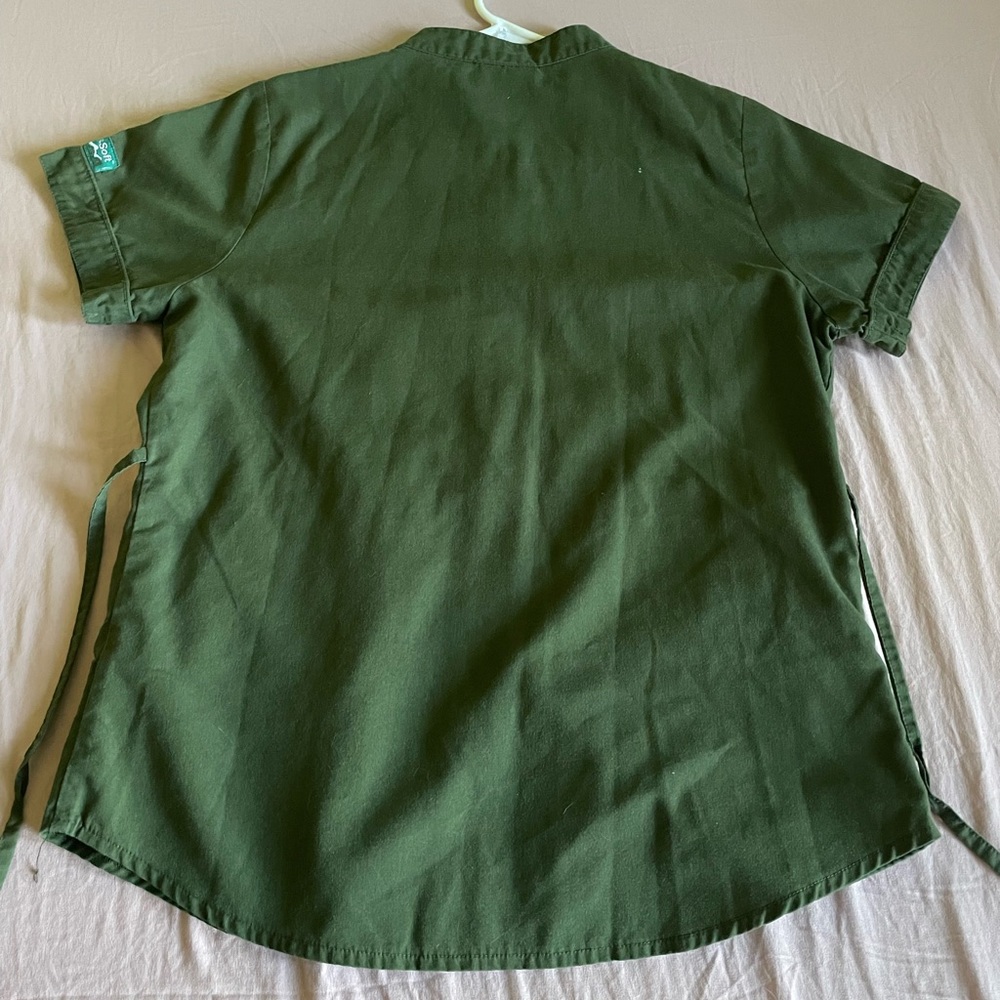 Green Scrub Top. - Picture 2 of 3